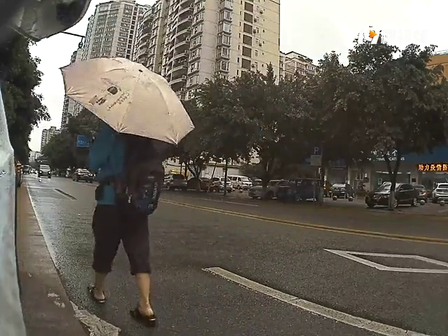 胎压突然报警发现车胎被扎!查记录仪发现居然是停车收费员干的