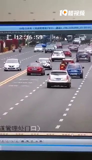 贵州安顺一辆载有学生的大巴车一头撞坏道路护栏,冲进虹山水库