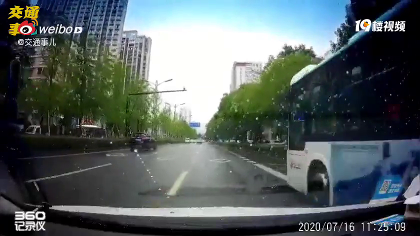 开车出行切勿路怒,不管之前有什么过节,这样突然开车门实在危险