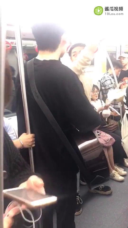 在一号线上?#21152;?#24377;吉他唱歌的小哥哥......
