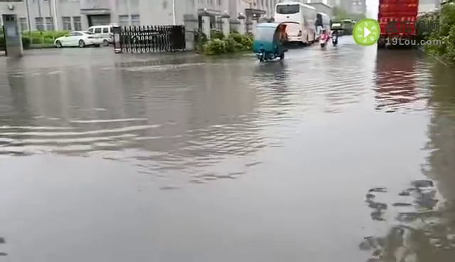 坐标萧山北干工业园区,一碰上下雨天就变成大河!有人管管吗?