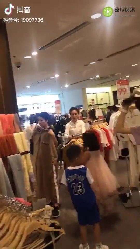 陪女朋友逛街的男人们,哈哈!看起太可怜!你另一半会陪你逛街吗