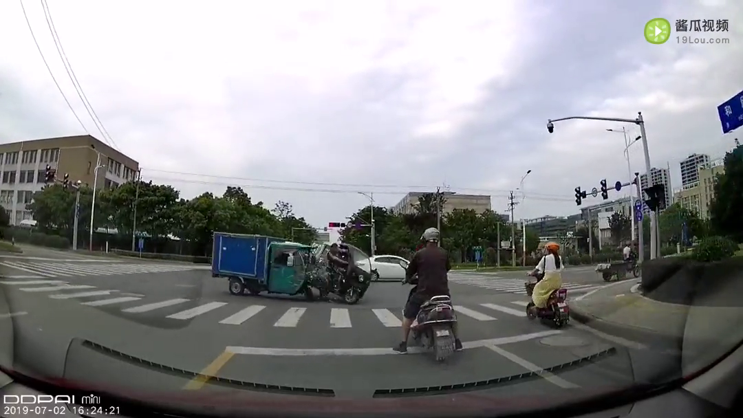 �������ֵ�ƿ��������ײ��������������˭�����Σ�