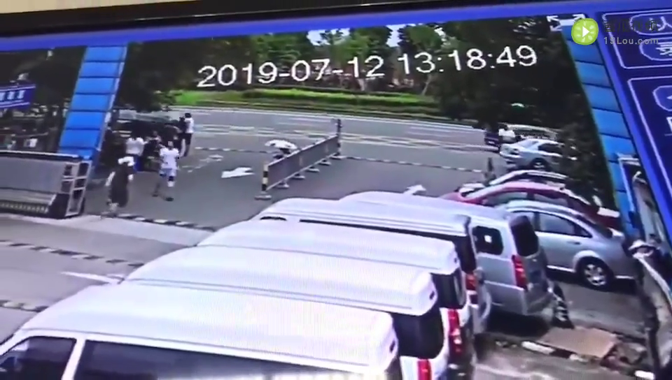 倒车,踩油门,逛二手车市场要小心