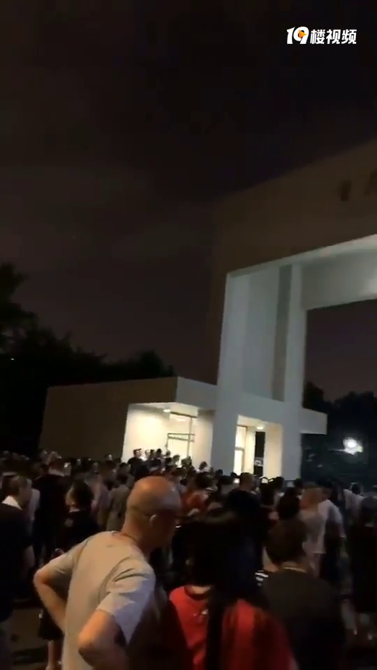 �귫���У����Ϸ�ѧ�ö��ˣ���Ҷ�����У��ѧУѹ����СӴ