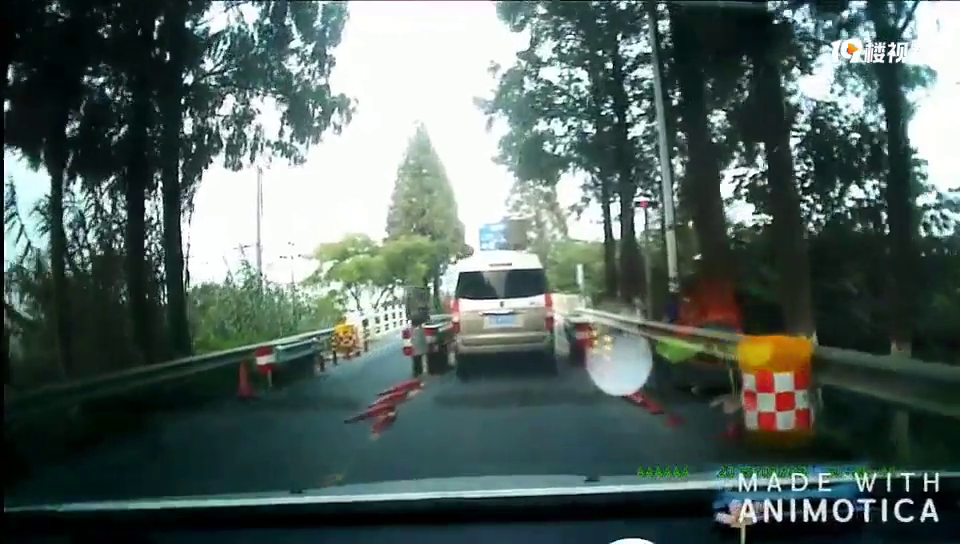 抵制不文明驾车!那么窄的桥你还要野蛮加塞