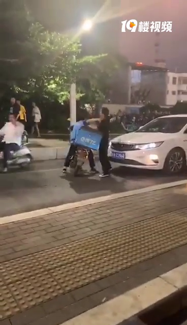 又是因为路怒症引起的斗殴?外卖哥和轿车司机当街打起来了!