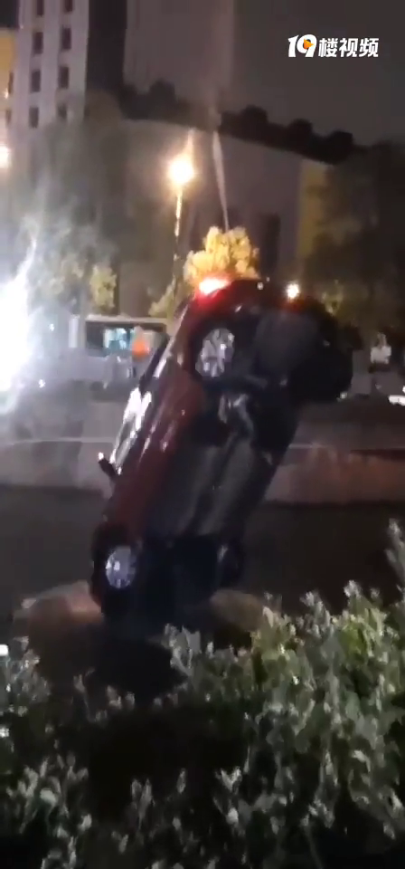 可怕!这男的把车开进河!据说老婆孩子还站在…