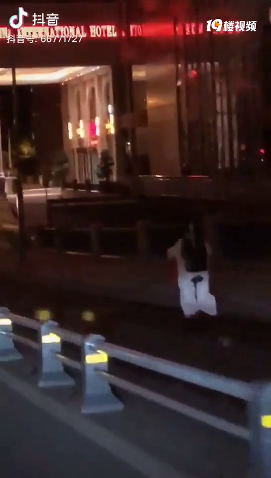 大半夜的,在马路上这样操作,不带这么吓人的......