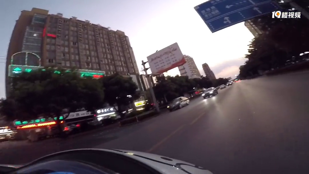 汽车故意碰撞摩托车!报警等于没用?差一点我就一命呜呼了!