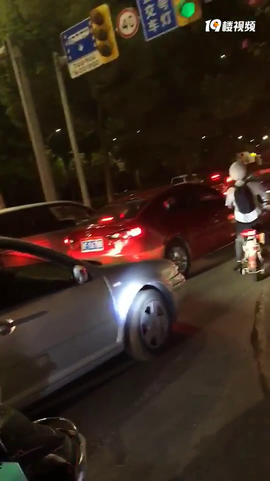 中环东路红绿灯瘫痪!今天晚上嘉兴人为了加油都疯了