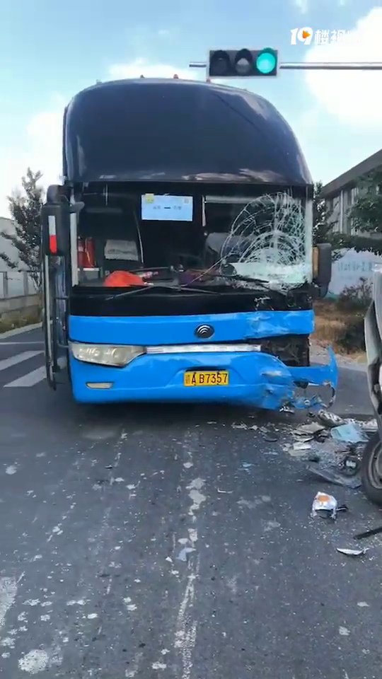 砰!海宁一旅游大巴与货车猛烈对撞!小货车司机满头是血…