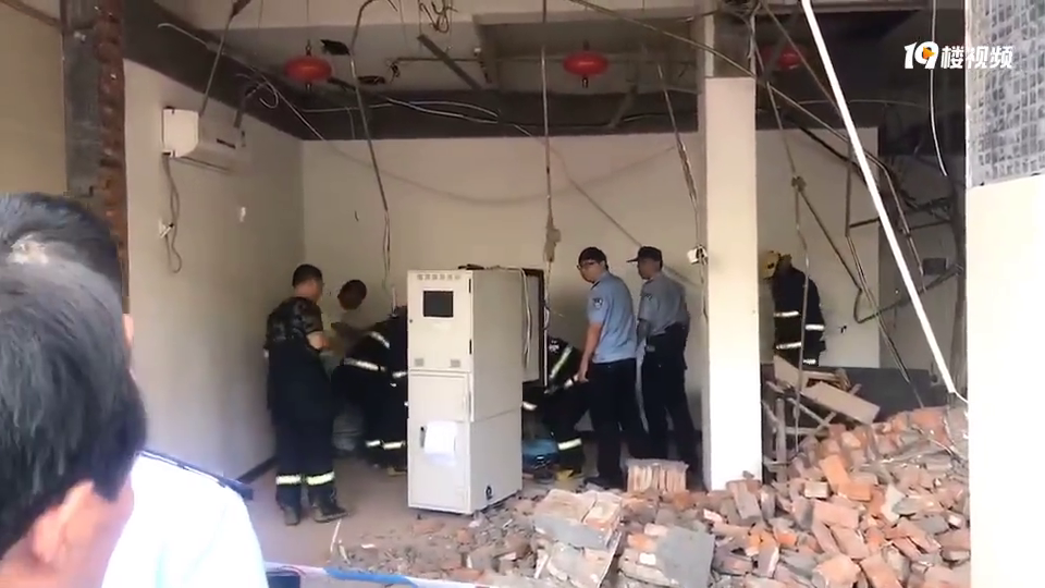 �����������������������ȡǮʱ ǽ��ͻȻ����...