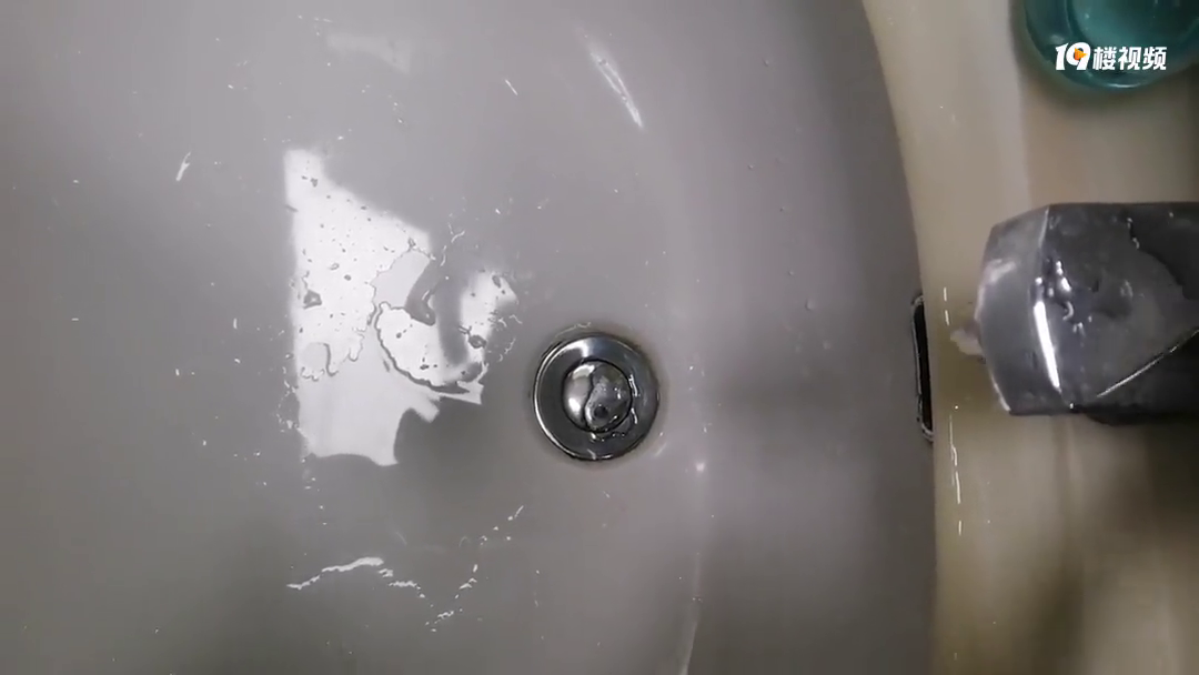 白馬湖的湖水都比白馬湖小區的自來水干凈吧?