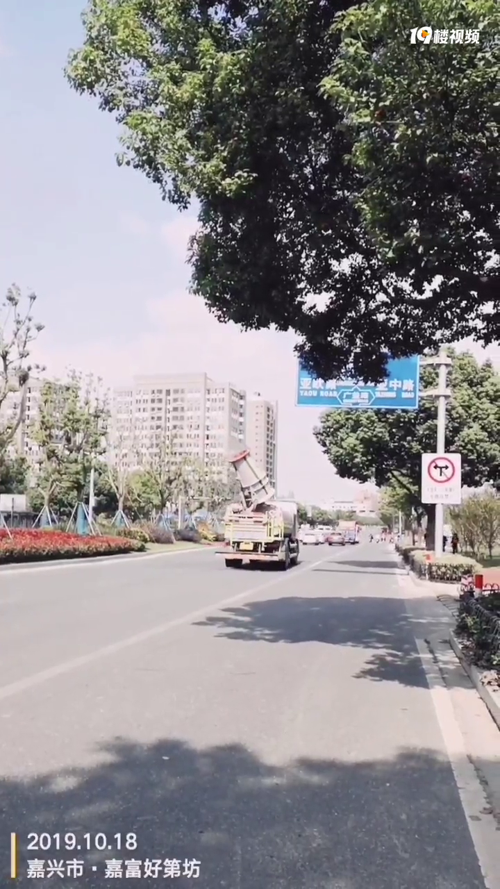 大中午的饭点高峰 广益路的喷雾车也来嘎闹蛮 喷了我一头水