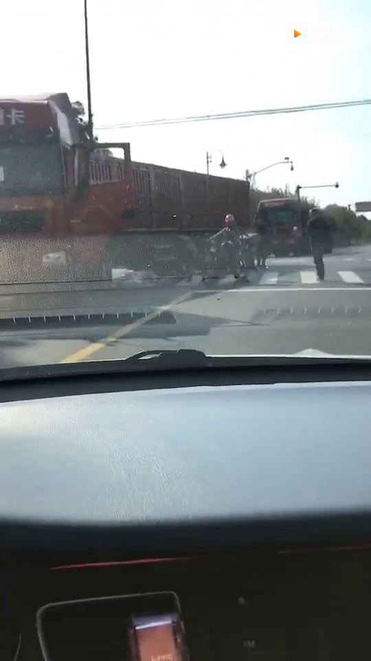 潮涌路又出事了!大卡车大货车什么的真的太危险了 电瓶车被碾压