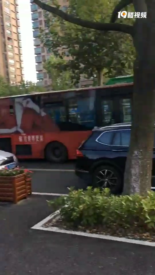 急!嘉兴一中门口大堵车!一直堵到妇保院 救护车夹在中间出不来