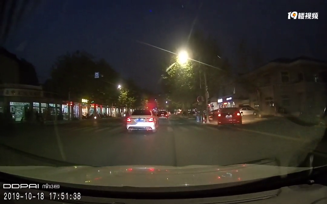 曝光这辆强行加塞的公交车!在非机动车道一路摁喇叭加塞