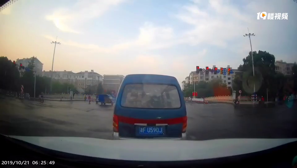 平地溜坡!前面那辆面包车无敌了!我眼睁睁看着他撞向我