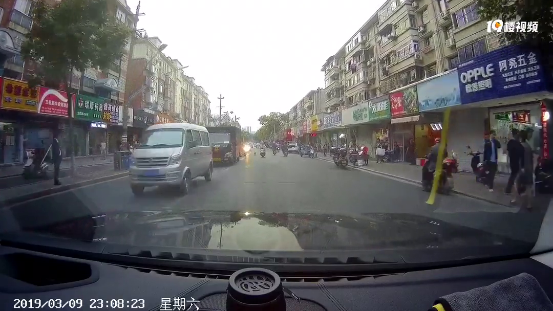 ӭ��ײ���Ĳ�·�����������˼ɵĳ��⳵�����������Ĳ�