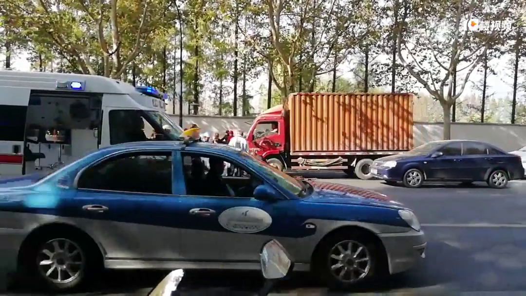 突发!香积寺路白石路路口发生车祸!现场情况不容乐观