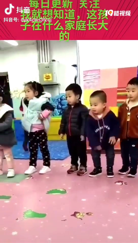幼儿园搞笑的一幕,我看了好多遍,这孩子太逗了