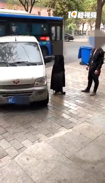 ���˽�ͷһ�Է��޷���������� Ů�Ĵ�ø߸�Ь������