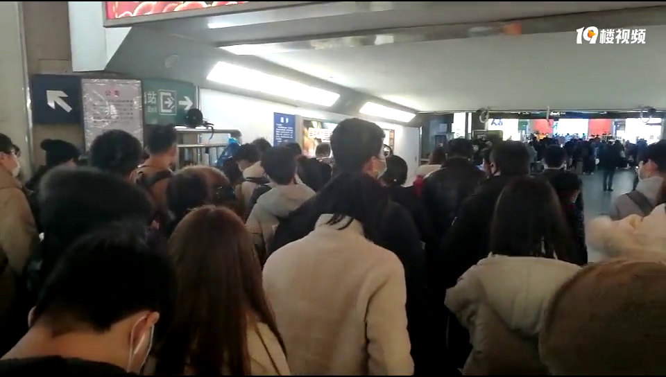 城站火车站出站口,要求籍贯是重点疫区的旅客走专用通道