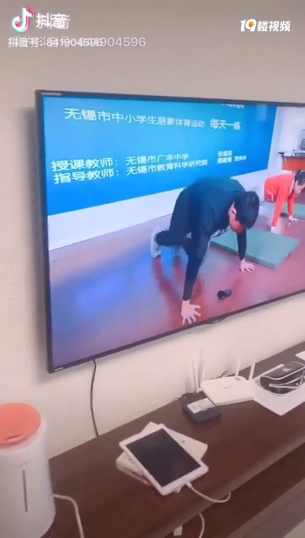 可怜的体育老师!在屏幕前做动作教学,但是学生都是躺着看你表演