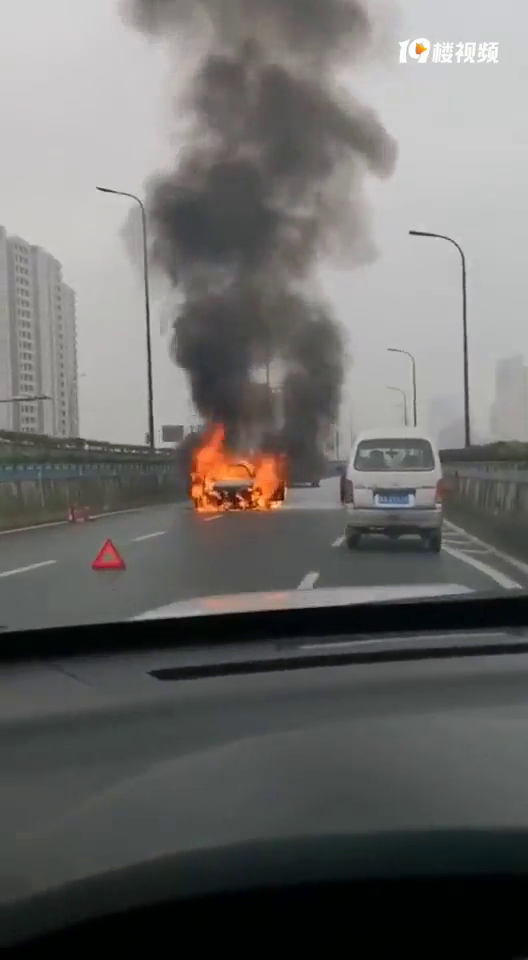 今天上午八點多鐘,時代高架上有一輛車自燃!
