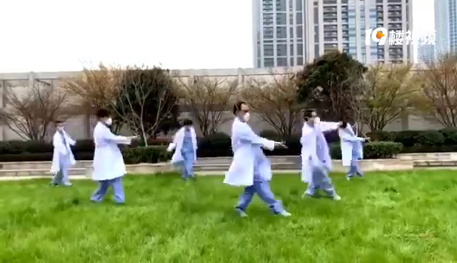 浙二援漢六男神勁舞送祝福,集體喊話女醫護