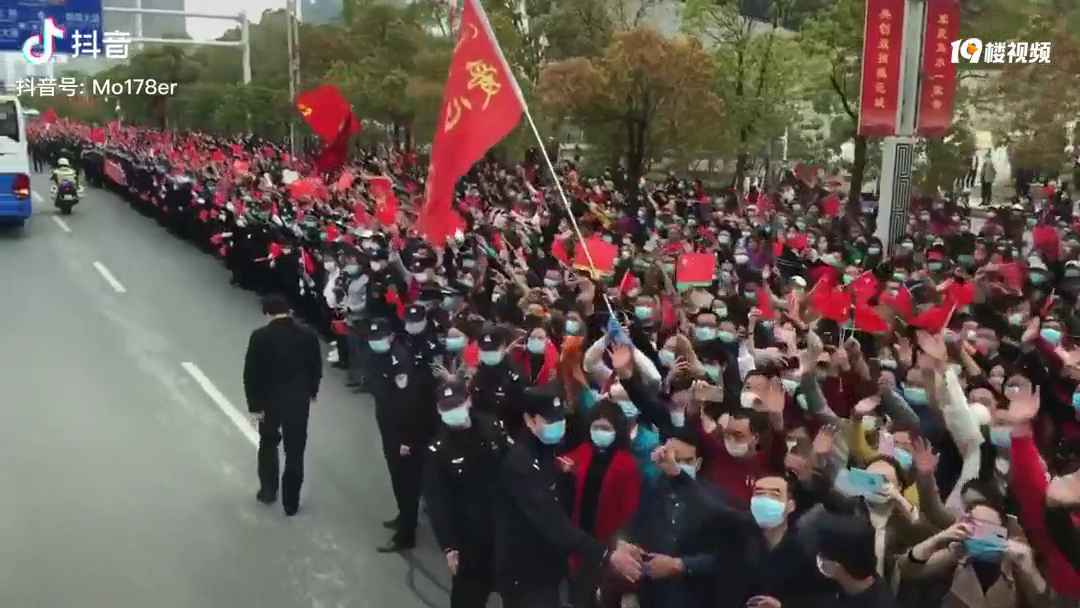 车上第一视角,看孝感人民欢送重庆医疗队,夹道欢送看着好震撼