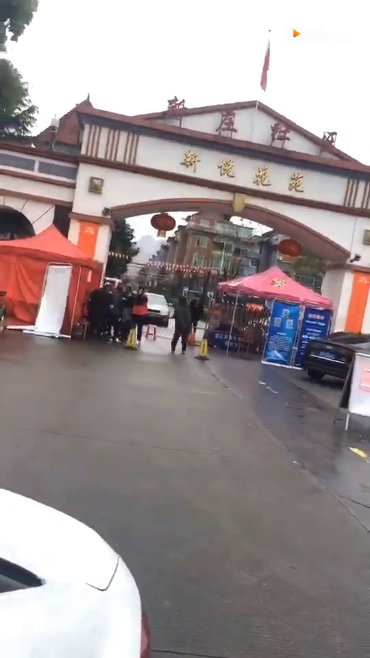 嘉兴某小区外卖员和志愿者发生激烈冲突 还打起来了…