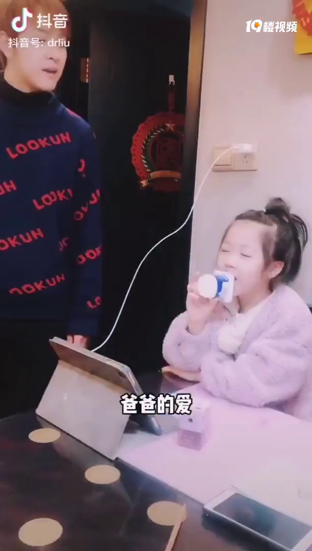 女儿写作文只有妈妈的爱,爸爸要求必须强行写出爸爸的爱在哪里