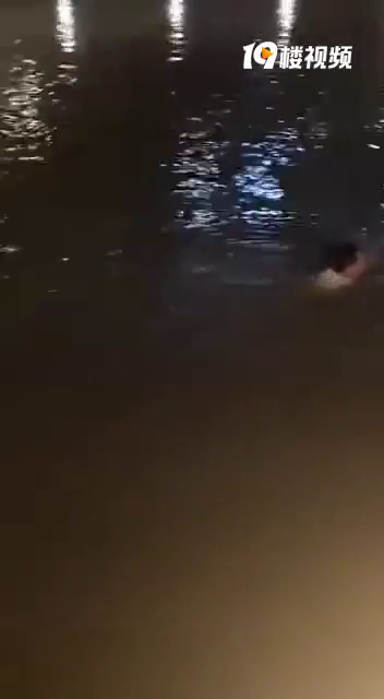 昨晚嘉兴有女人跳河!救起来后当着大家面失声痛哭…