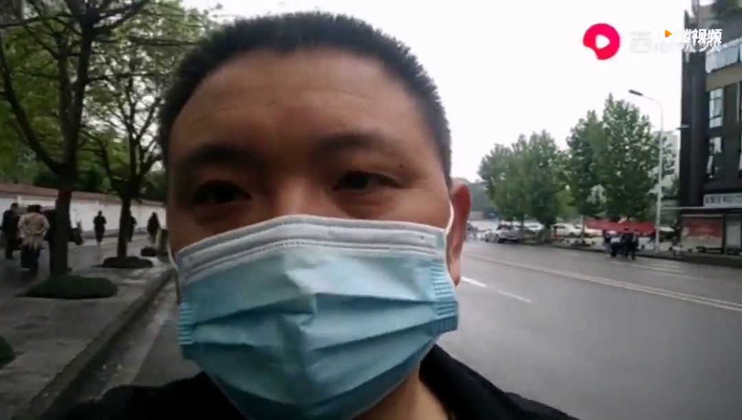 一位重庆爸爸vlog记录开学第一天送孩子上学,这次家长不能帮