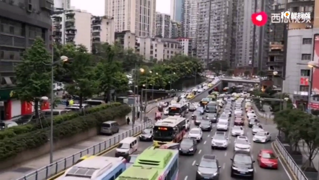 下午6点半看观音桥的下班高峰期车流,重庆成为世界堵城还要多久