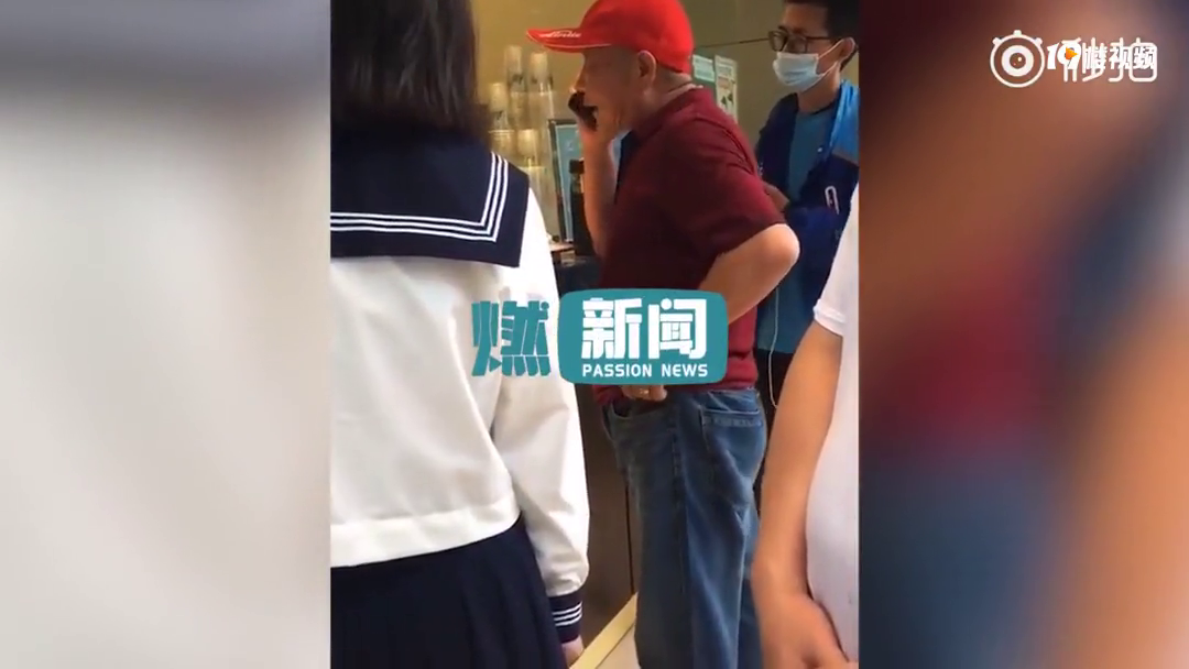 老爷爷排队给老婆买奶茶,全程电话请示,感觉看到了我老后的日常