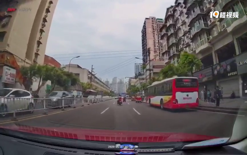 ��Щ���ŵ綯��������·�м����е����ˣ�ײ����˭�����Σ�