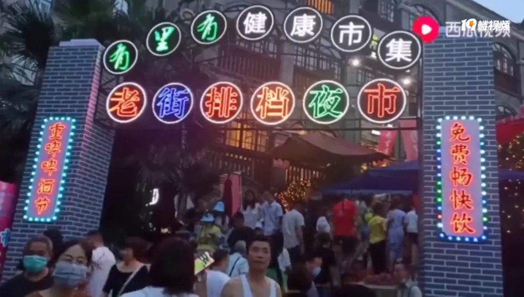 重庆摆地摊人气火爆,南坪3A景区内的摊位,每天晚上人山人海