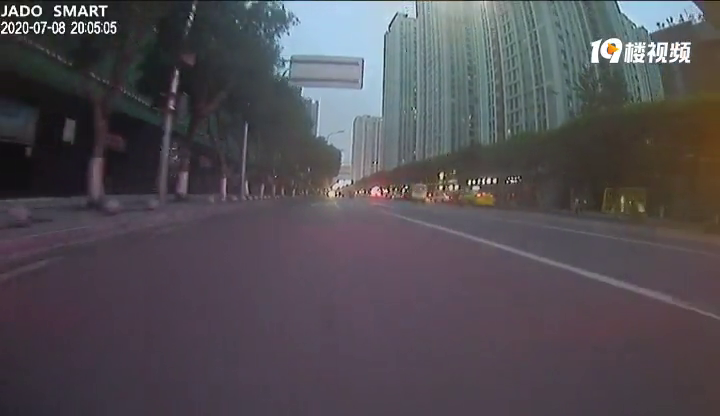 右转道遇直行红灯被堵停,后车一直按喇叭“哔哔”按得我鬼冒火