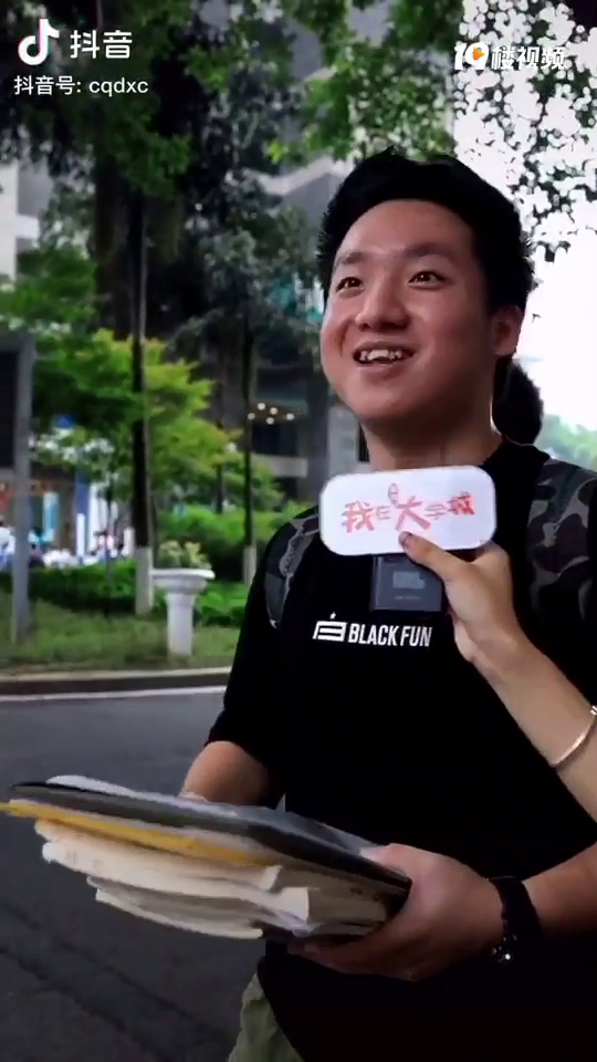 一中门口的采访把我笑到了,有人问一中的学生“考得起重大不?”