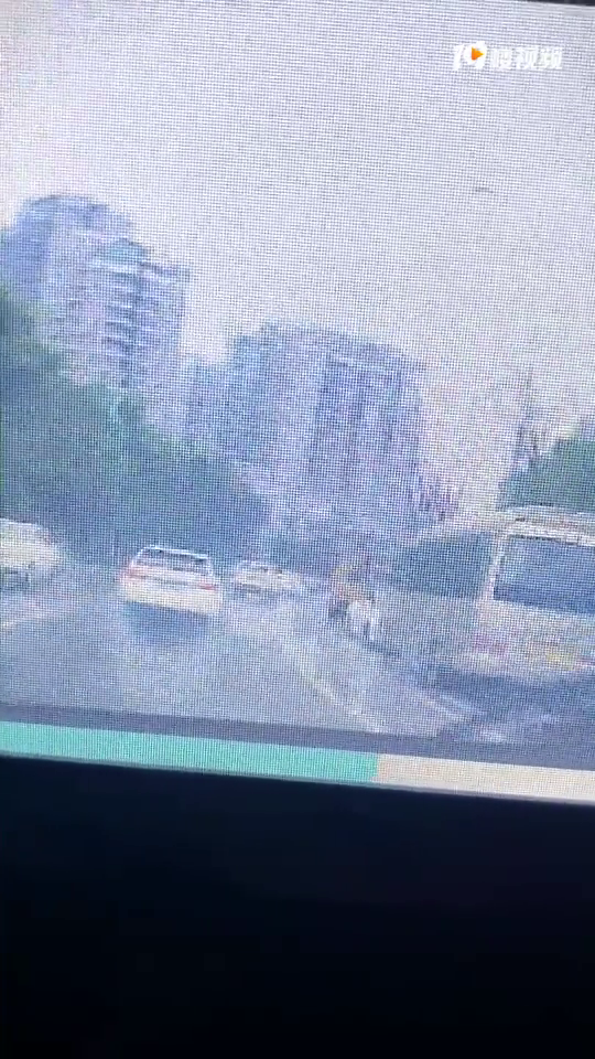 不会开车别出来祸害人好吗!要不是我反应快真的就撞上了!