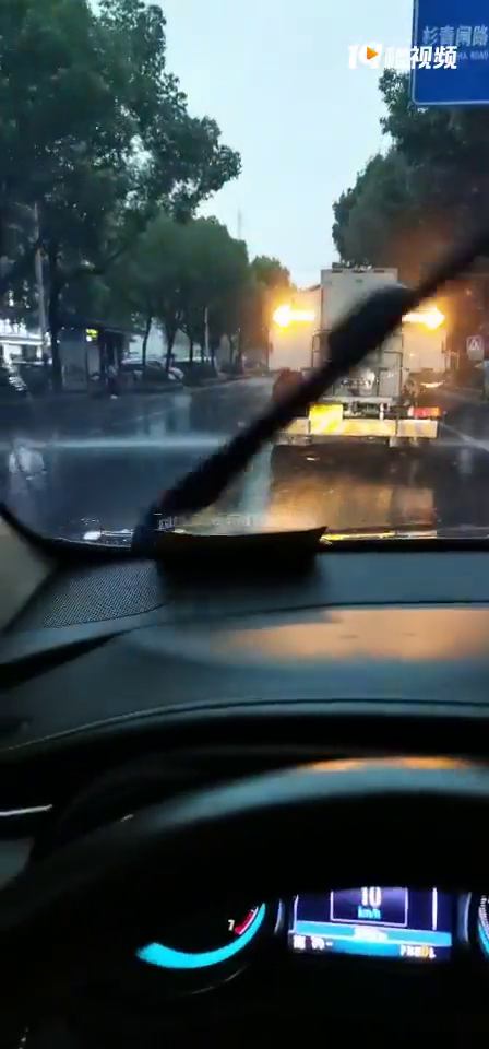 坐标建国北路 下雨天为什么还有洒水车在洒水?网友:多百度…
