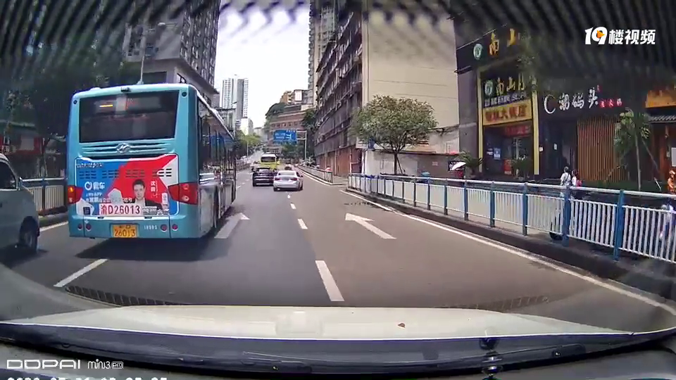 都说T3超越了出租车,但他永远不可能超越公交车,视频为证