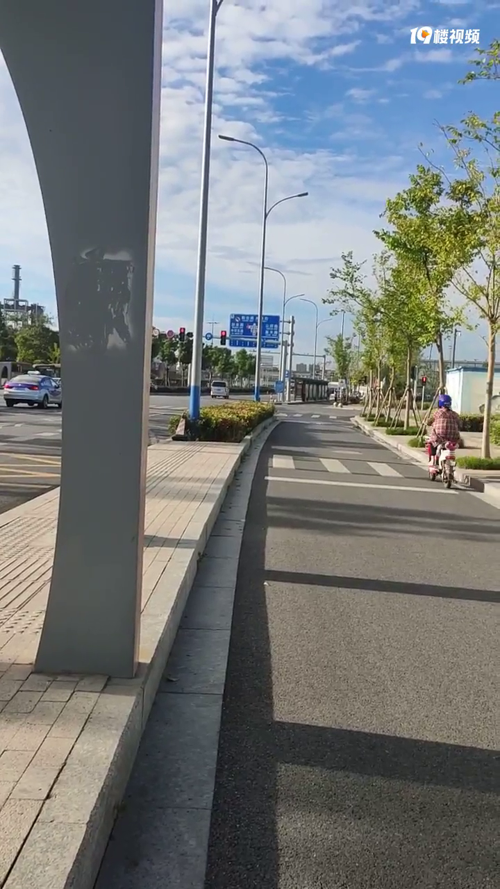 纺工路大新路口随手拍!电瓶车接二连三地闯红灯…