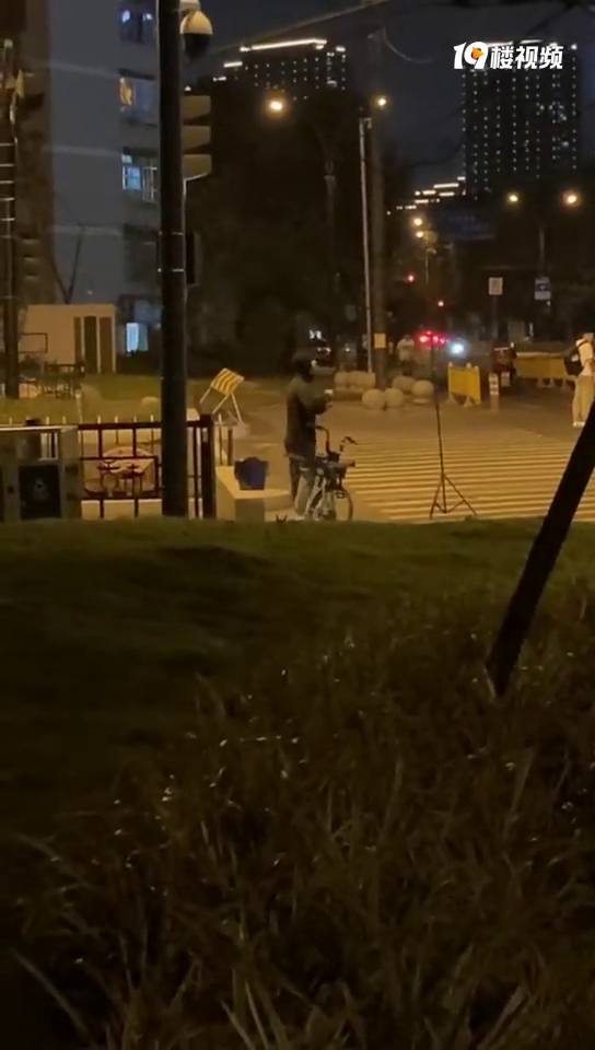 ż���Ķ����ľ���С��