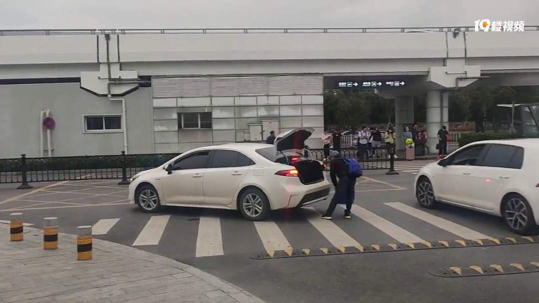 嘉兴南站接人不守规矩的太多了!一言不合就添堵…