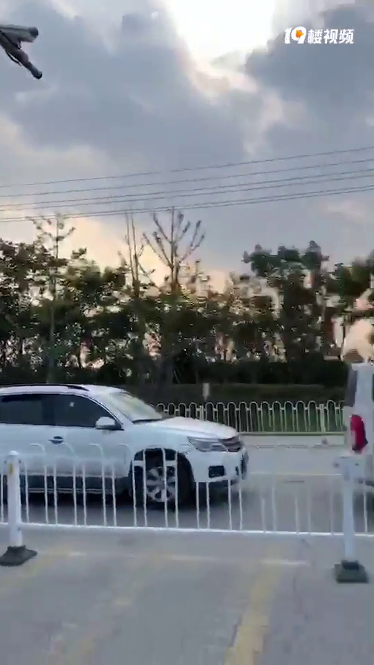 今天怎么都是车祸!欢乐世界这边水泥车把电瓶车女子给碾死了!