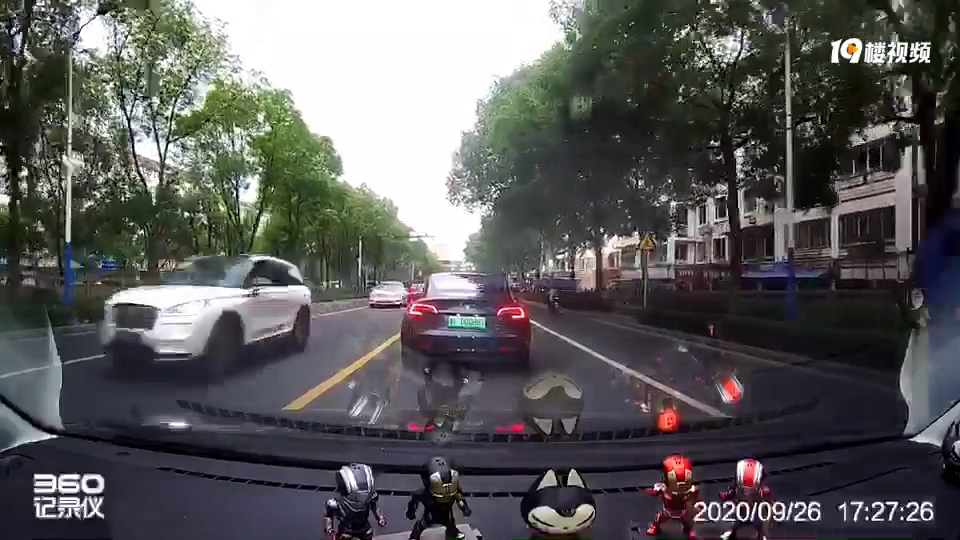这是谁的责任?公交车在非机动车道超车 特斯拉避让不及追尾了